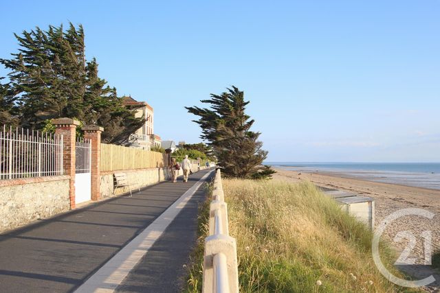 Afficher la photo en grand Appartement F4 à vendre - 4 pièces - 94.18 m2 - JULLOUVILLE - 50 - BASSE-NORMANDIE - Century 21 Royer Immo