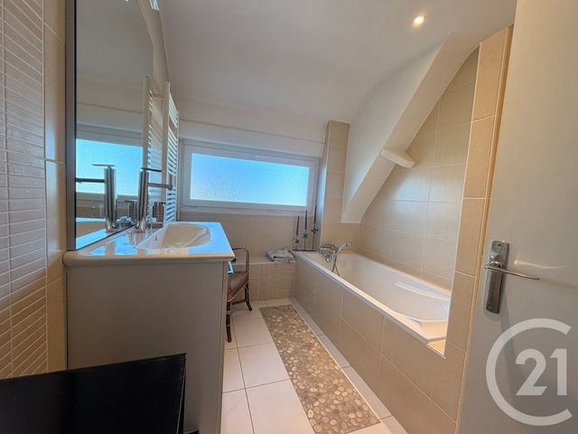 maison à vendre - 8 pièces - 161.0 m2 - JULLOUVILLE - 50 - BASSE-NORMANDIE - Century 21 Royer Immo